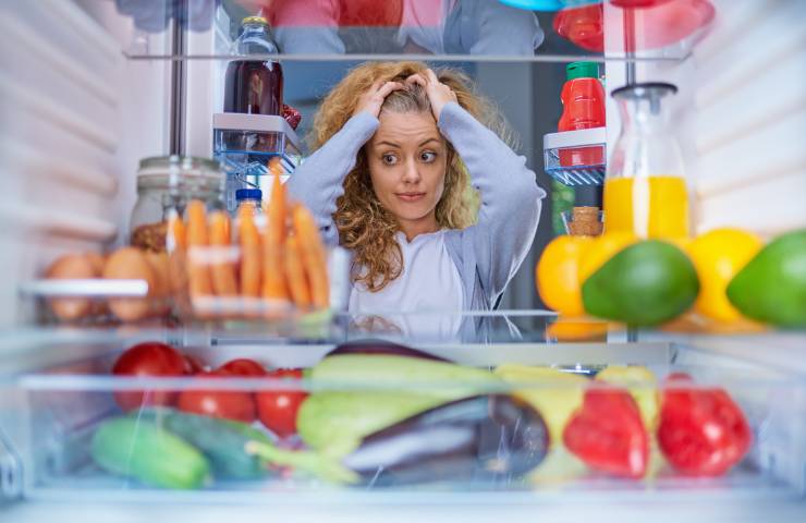 mettere una spugna nel frigo